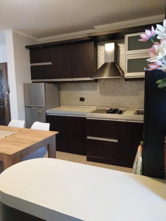 jepet me qera , 800 €