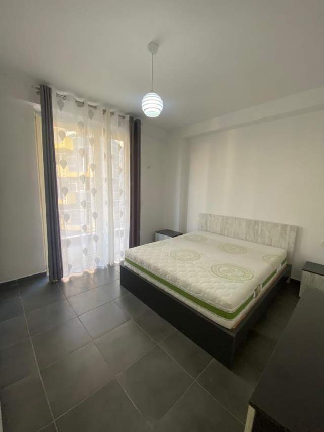 Tirane, jepet me qera apartament 2+1 Kati 4, 100 m² 320 Euro (Shkoze)
