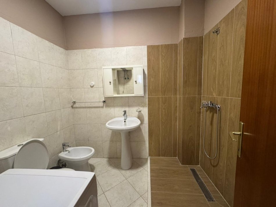 Tirane, jepet me qera apartament 3+1+2,  Kati 6, 134 m² 800 € (Stacioni Trenit)