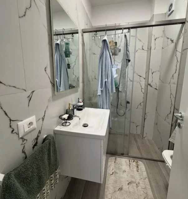 Tirane, jepet me qera apartament 2+1+Ballkon Kati 2, (Trio Towers)