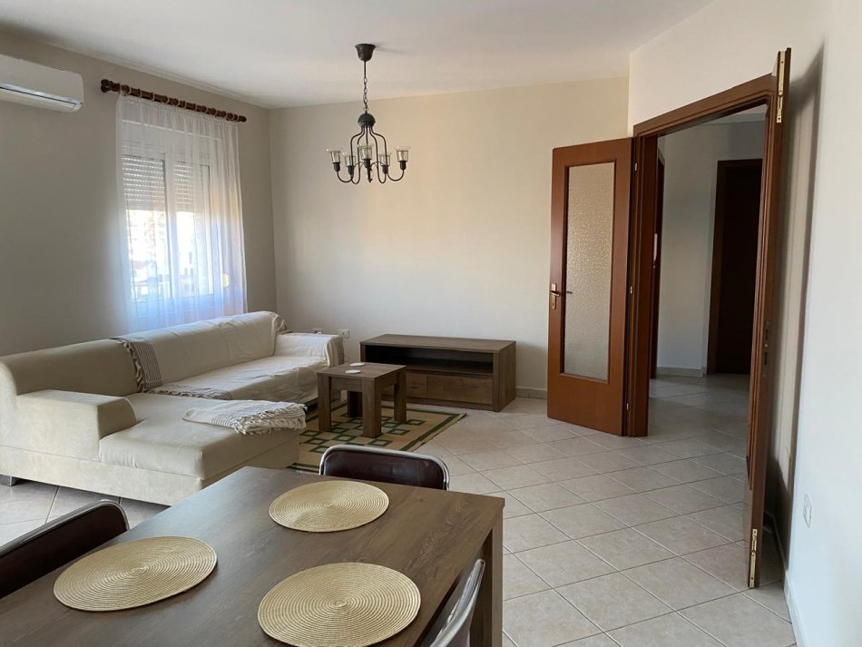 Tirane, jepet me qera apartament 2+1 Kati 7, 650 € (Prane Ambasades Gjermane)