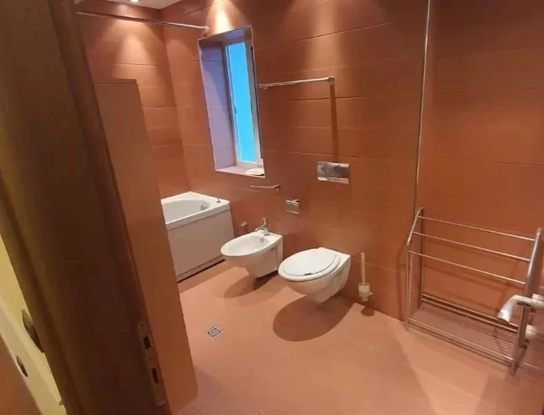 Tirane, jepet me qera Vile 3 Katshe , 410 m² 2.000 € (Selit ,Ish Stacioni i fundit i Tiranes se Re)