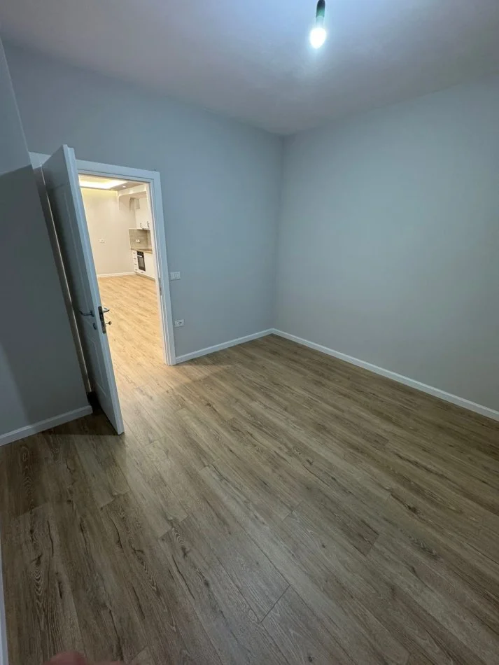 Tirane, jepet me qera apartament 3+1+Ballkon Kati 2, 120 m² 500 € (Laprake)