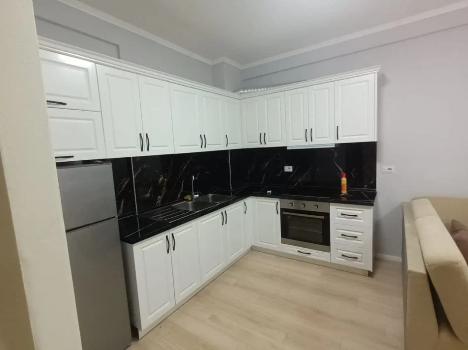 Tirane, jepet me qera apartament 1+1+Ballkon Kati 2, 70 m² 500 € (Green city)