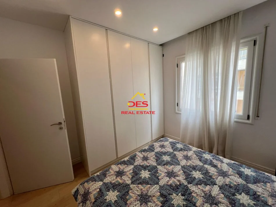 Vlore, jepet me qera apartament 1+1+Ballkon Kati 5, 78 m² 520 € (Rruga Murat Tërbaçi)