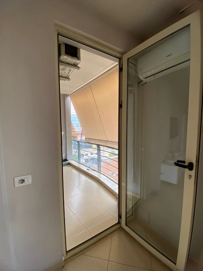 Tirane, jepet me qera apartament 1+1+Ballkon Kati 6, 74 m² 500 € (Rruga Don Bosco, Kompleksi Besa-R)