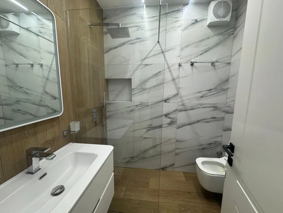 Tirane, jepet me qera apartament 2+1 Kati 5, 120 m² 750 € 