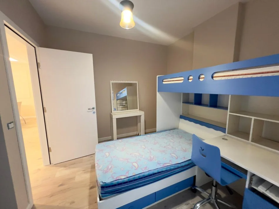 Tirane, jepet me qera apartament 2+1+Ballkon Kati 4, 101 m² 600 € (Rruga 5 Maji)