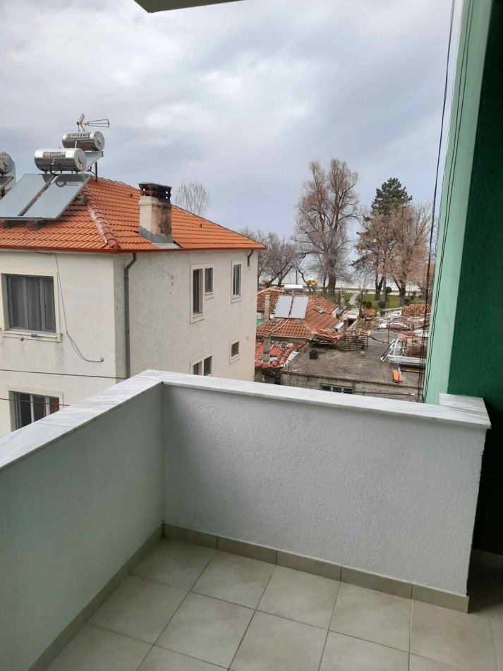 Pogradec, jepet me qera apartament 1+1+Ballkon Kati 2, 65 m² 40 € (RR. 10DESHMORET E POJSKES PALLATI MISTA CICI)