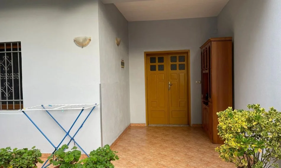 Tirane, jepet me qera Vile 1+1 , 45.000 € (Prane Restorant Gjeli)