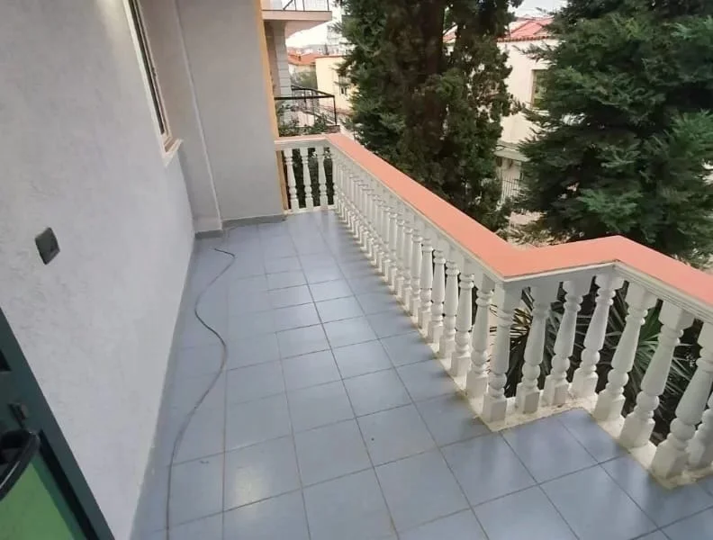 Tirane, jepet me qera Vile 3 Katshe , 410 m² 2.000 € (Selit ,Ish Stacioni i fundit i Tiranes se Re)