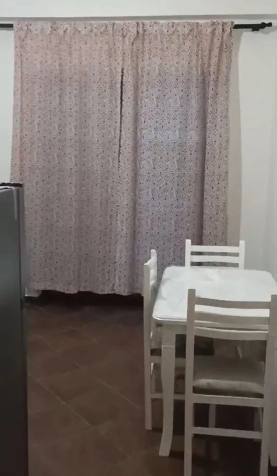 Tirane, jepet me qera apartament 1+1+Ballkon Kati 3, 60 m² 400 € (rruga 5 Maj)