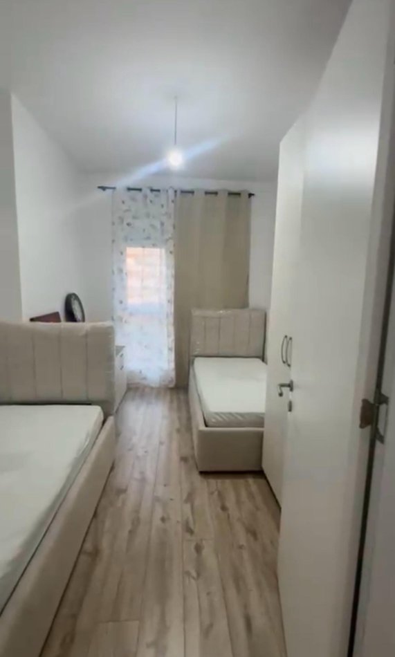 Tirane, jepet me qera apartament 2+1+Ballkon Kati 2, 100 m² 600 € 