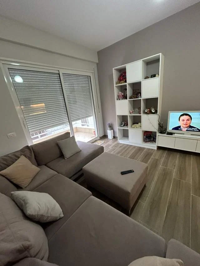 Tirane, jepet me qera apartament 2+1 Kati 4, 81 m² 350 Euro (Rruga e Teleferikut)