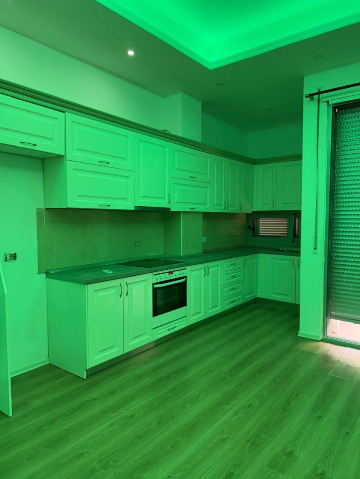 Tirane, jepet me qera apartament 2+1+Ballkon Kati 2, 100 m² 400 € (Sokrat Miho)