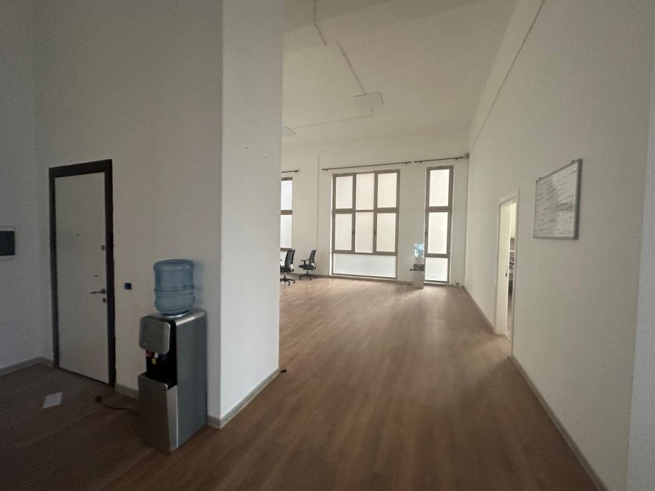 Tirane, jepet me qera ambjent biznesi Kati 1, 200 m² 2.000 € (Xhamlliku)