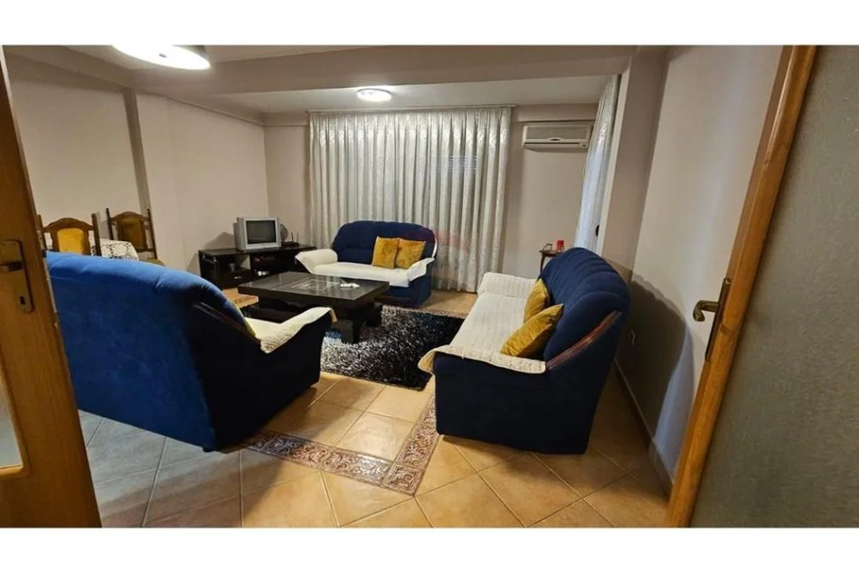 jepet me qera , 100 m² 450 € (Apartament 2+1 per qira te Rruga Bardhyl)