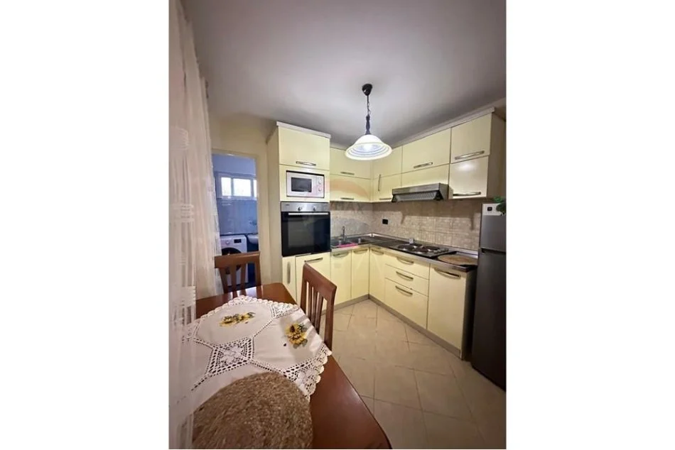 jepet me qera , 50 m² 400 € (Ofrojme per qira shtepi private me oborr ne Xhamllik.)