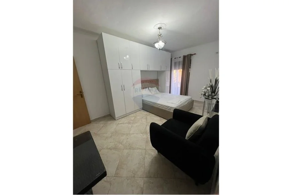 jepet me qera , 40 m² 450 € (Garsoniere me qira tek rruga e Barrigadave.)