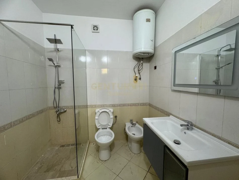Tirane, jepet me qera apartament 1+1+Ballkon Kati 5, 70 m² 650 € (Komuna e Parisit, pranë Kompleksit Dinamo)
