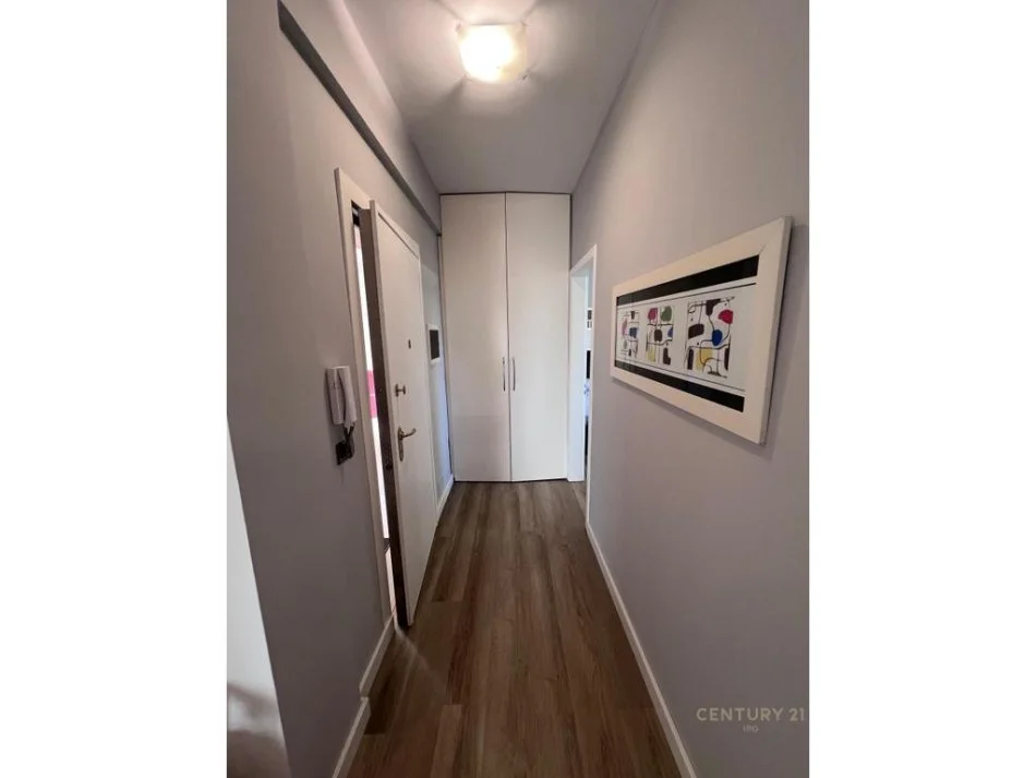 Tirane, jap me qera apartament 2+1+Ballkon Kati 4, 100 m² 800 € (Rruga Fortuzi, pranë Ministrisë së Drejtësisë)