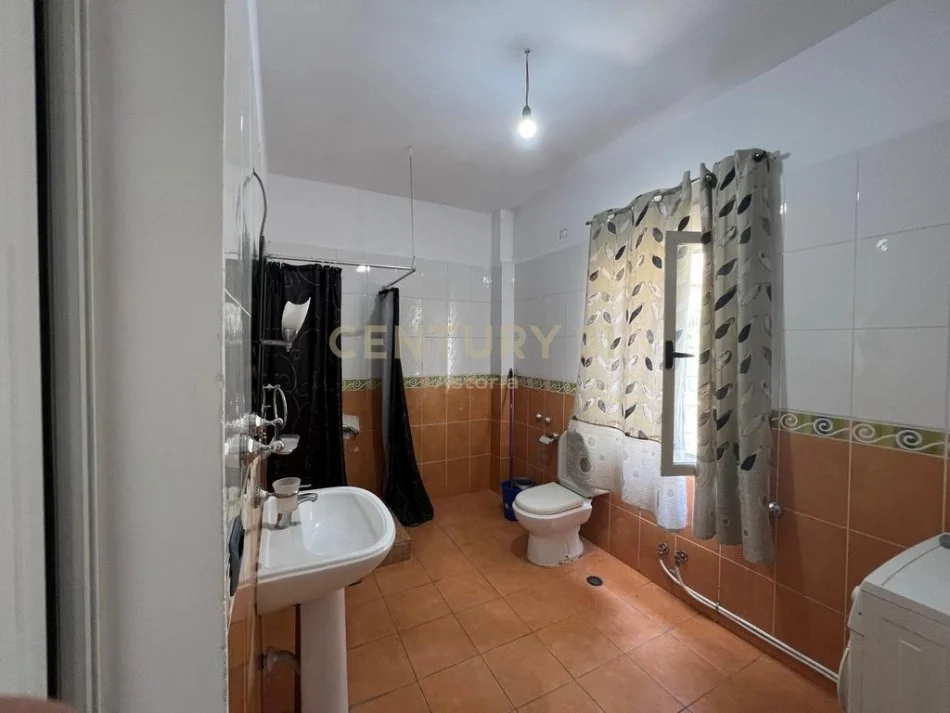 Tirane, jepet me qera apartament 2+1+Ballkon Kati 2, 90 m² 430 € (Prane fakultetit te ekonomise, Tirane)