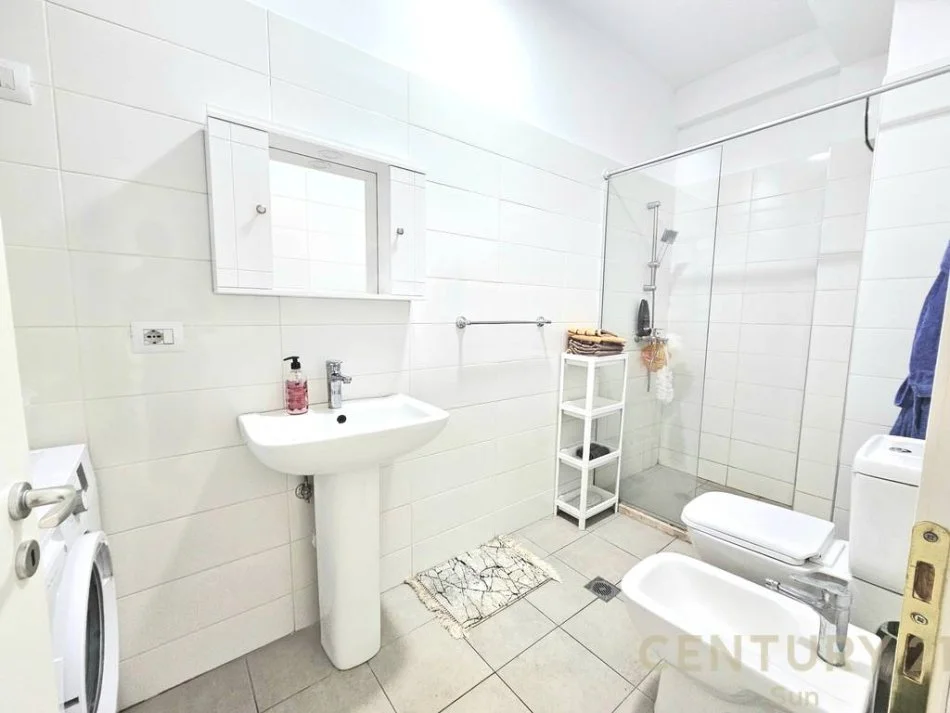 Tirane, jepet me qera apartament 1+1+Ballkon Kati 3, 72 m² 550 € (Pazari i Ri)