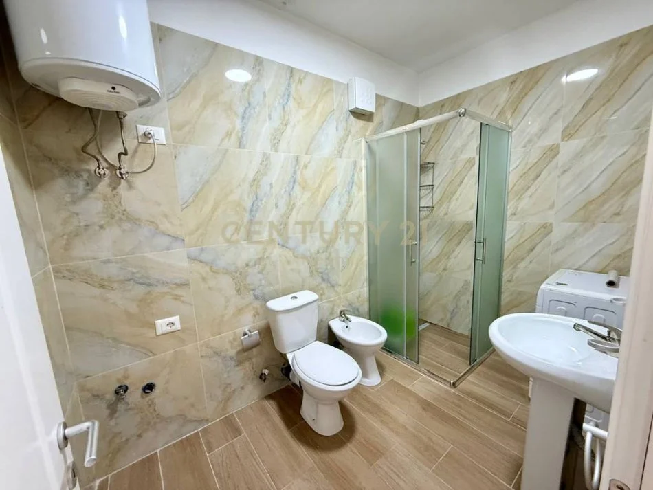Tirane, jepet me qera apartament 1+1+Ballkon Kati 2, 70 m² 650 € (Selvia, Tiranë)