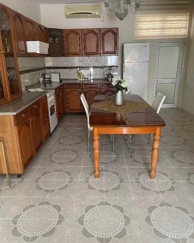 Tirane, jepet me qera shtepi 2+1+Ballkon Kati 1, 125 m² 850 € (SHKOLLA E KUQE PAZARI I RI)