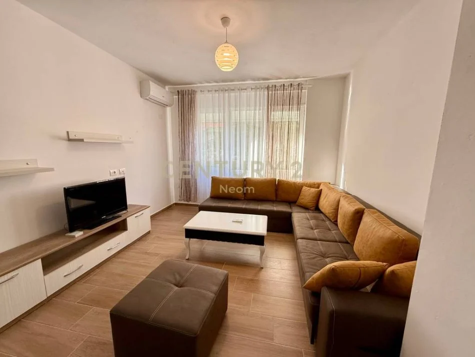 Tirane, jepet me qera apartament 1+1+Ballkon Kati 2, 70 m² 650 € (Selvia, Tiranë)