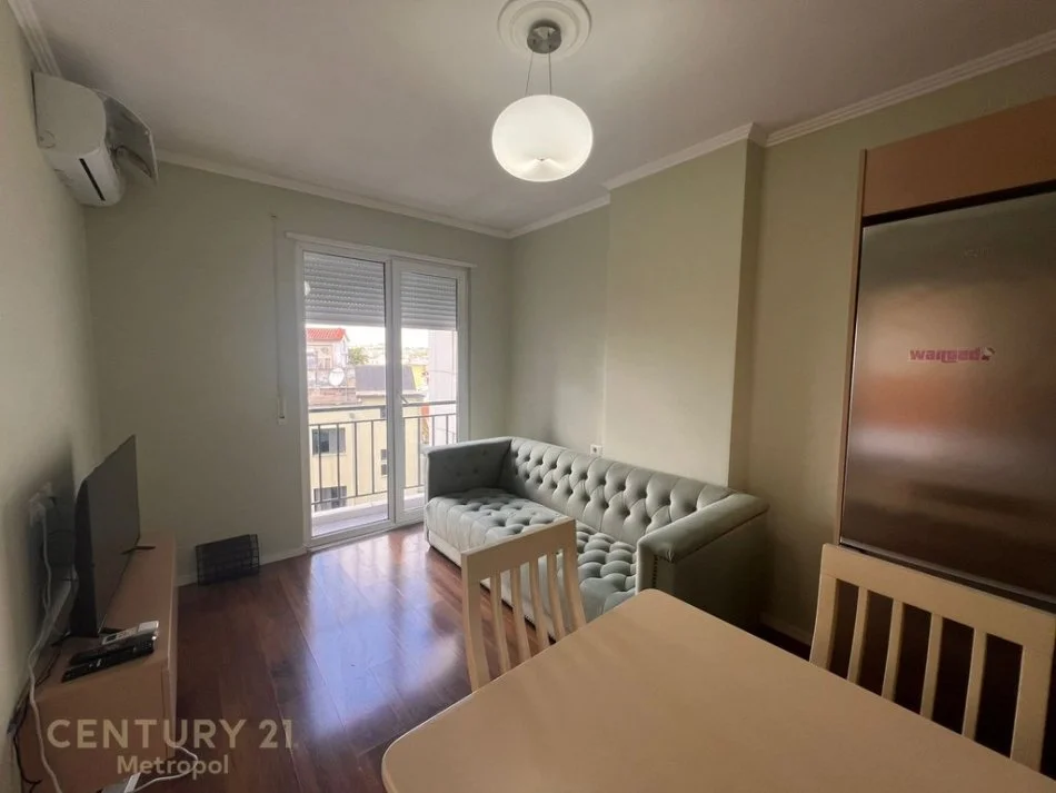 Tirane, jepet me qera apartament 1+1+Ballkon Kati 2, 57 m² 550 € (Shkolla e Bashkuar, Tiranë)