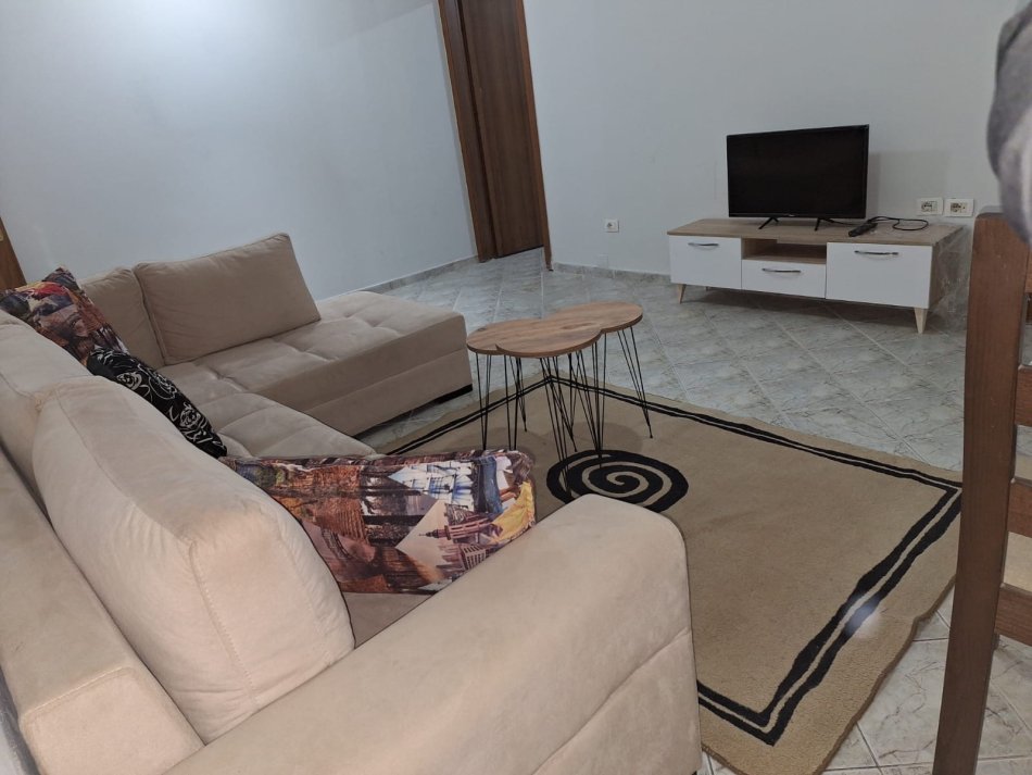 Tirane, jepet me qera apartament 1+1 Kati 3, 65 m² 350 € (Ali Shefqeti)