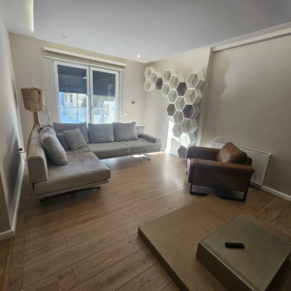 Tirane, jepet me qera apartament+ Post Parkimi 4+1+Aneks+Ballkon Kati 1, 170 m² 1.300 € (Myslym Shyri)