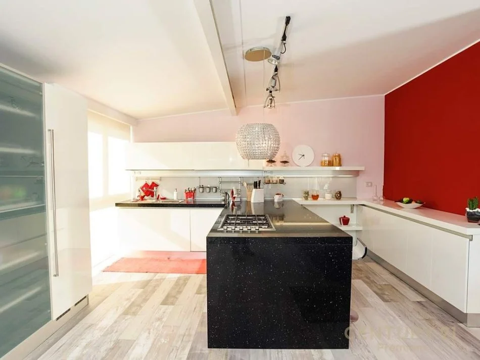 Tirane, jepet me qera apartament+verande | Penthouse 2+1+Aneks+Ballkon Kati 6, 203 m² 1.700 € (Buzë rrugës kryesore te Liqeni i Thatë pranë Mon Cheri, Tiranë)