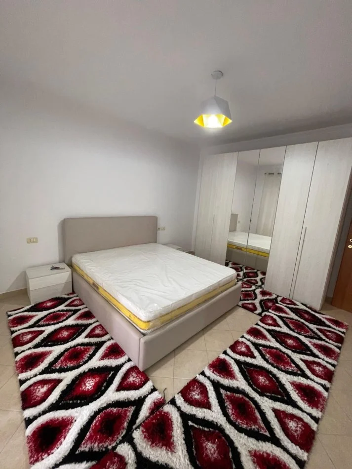 Tirane, jepet me qera 2+1 Kati 4, 85 m² 750 € (PRANE KIKA 2)