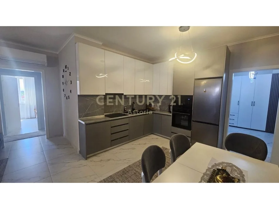 Tirane, jepet me qera apartament 2+1+Aneks+Ballkon Kati 4, 116 m² 500 € (Kinostudio, Tiranë)