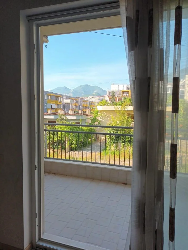 Tirane, shitet apartament 3+1+Ballkon Kati 2, 150 m² 140.000 € (shkoze)