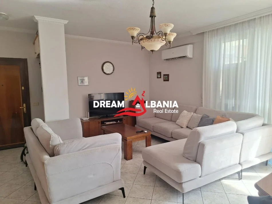Tirane, jepet me qera apartament 3+1 Kati 5, 120 m² 700 € (Siri Kodra)