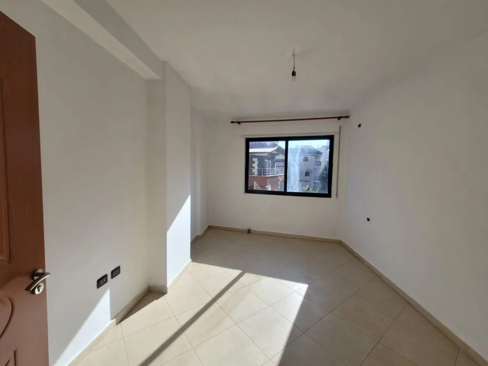 Tirane, jepet me qera apartament 3+1+Ballkon Kati 2, 118 m² 400 € 