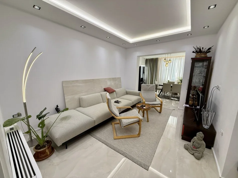 Tirane, jepet me qera apartament 2+1+Aneks+Ballkon Kati 3, 100 m² 1.000 € (Rruga Cameria)