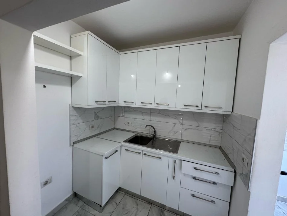 Tirane, jepet me qera apartament 2+1 Kati 3, 60 m² 350 € (Rruga dibres)