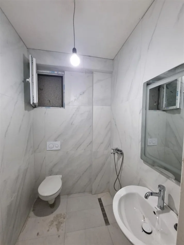Tirane, jepet me qera apartament 2+1+Ballkon Kati 7, 100 m² 650 € (Ali Dem)