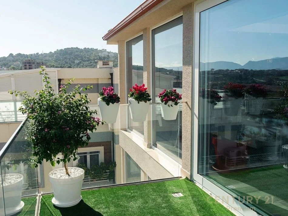 Tirane, jepet me qera apartament+verande | Penthouse 2+1+Aneks+Ballkon Kati 6, 203 m² 1.700 € (Buzë rrugës kryesore te Liqeni i Thatë pranë Mon Cheri, Tiranë)