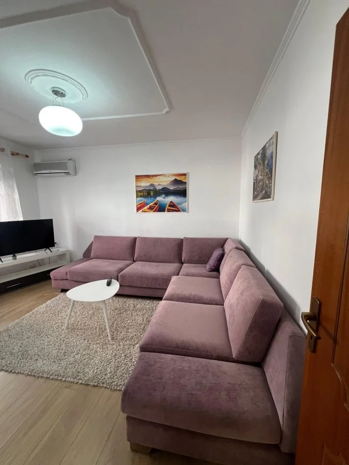 Tirane, jepet me qera apartament 1+1 Kati 2, 75 m² 600 € (MYSLYM SHYR)