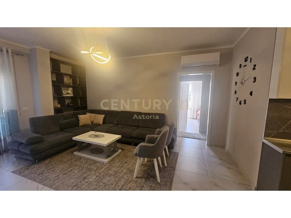 Tirane, jepet me qera apartament 2+1+Aneks+Ballkon Kati 4, 116 m² 500 € (Kinostudio, Tiranë)
