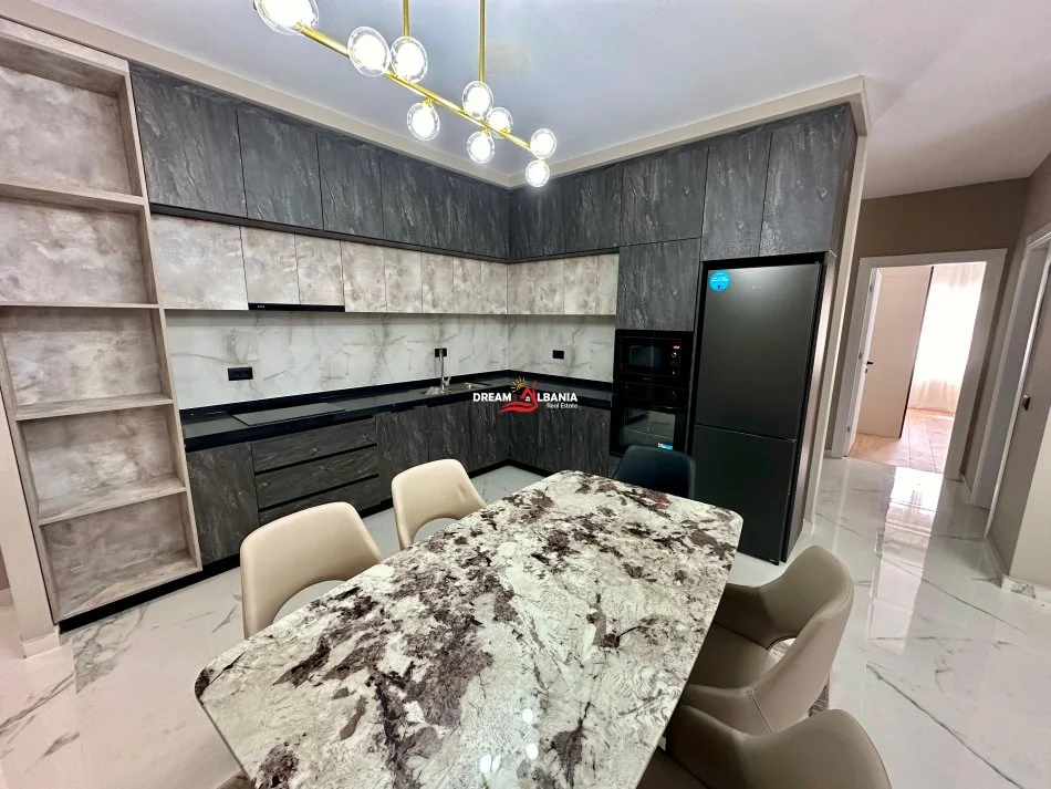 Tirane, jepet me qera apartament 3+1+Ballkon Kati 1, 151 m² 1000 € (lakeland)