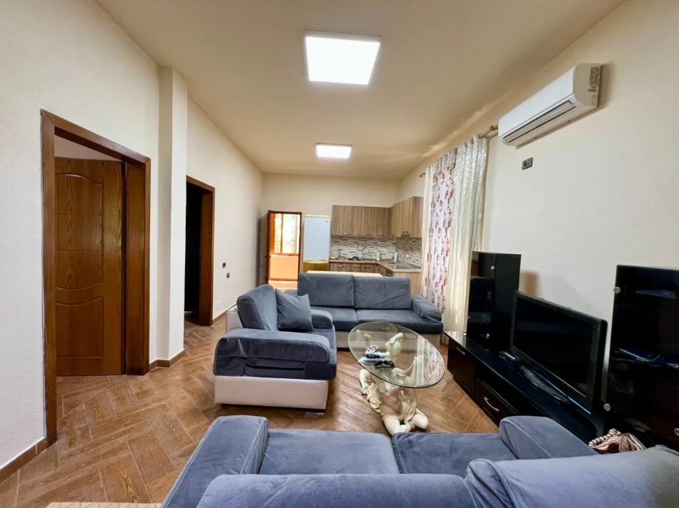 Tirane, jepet me qera shtepi 2+1+Ballkon Kati 1, 300 m² 400 € (Profarma Tufine)