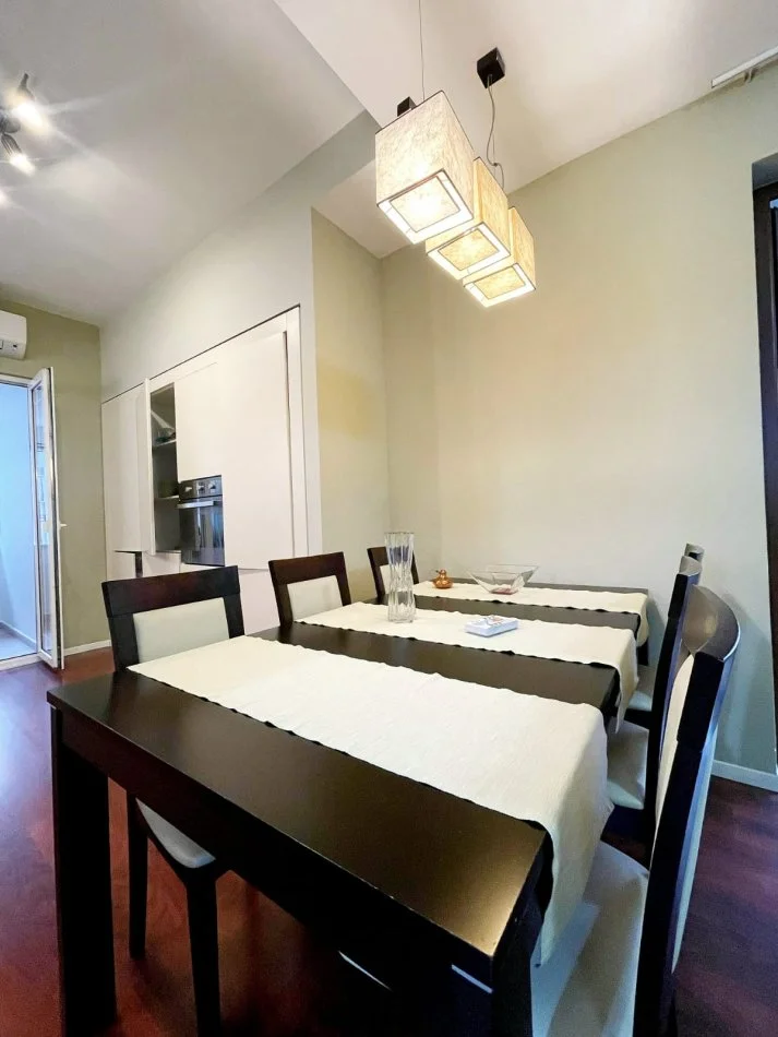 Jepet me qera apartament 2+1+Ballkon Kati 5, 110 m² 800 € (Blloku, Libri Universitar)