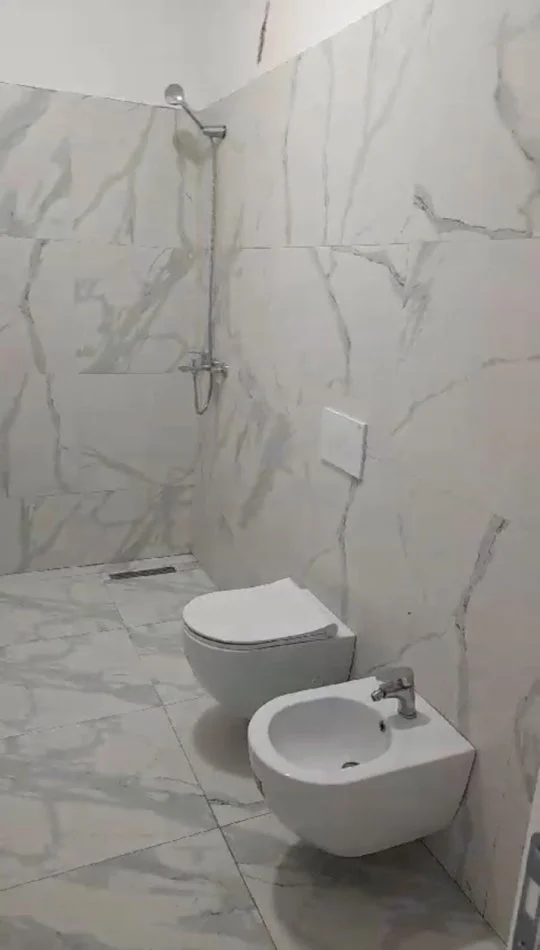 Tirane, jepet me qera apartament 1+1+Ballkon Kati 2, 60 m² 400 € (rruga Xhanfize keko)