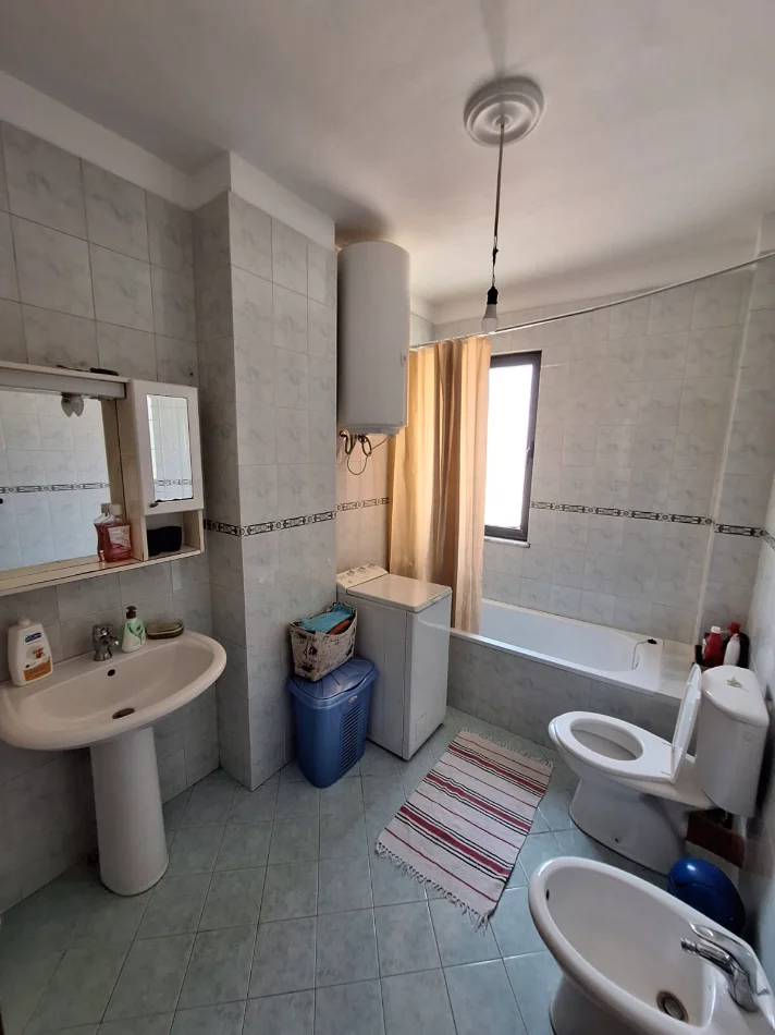Tirane, jepet me qera apartament 1+1+Ballkon Kati 8, 85 m² 55.000 Lek(Stadiumi Dinamo)